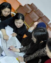 БИЛИМ БЕРҮҮДӨГҮ ЖАҢЫ ЫКМАЛАР ТАЛКУУЛАНДЫ