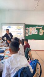 СЕКЕЛЕК КЕЗИНЕН ДОСКАГА ЖАЗЫП, “САБАК ӨТҮП” ЖҮРГӨН