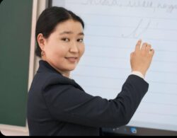 СЕКЕЛЕК КЕЗИНЕН ДОСКАГА ЖАЗЫП, “САБАК ӨТҮП” ЖҮРГӨН