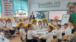 СЕКЕЛЕК КЕЗИНЕН ДОСКАГА ЖАЗЫП, “САБАК ӨТҮП” ЖҮРГӨН