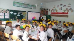 СЕКЕЛЕК КЕЗИНЕН ДОСКАГА ЖАЗЫП, “САБАК ӨТҮП” ЖҮРГӨН