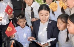 СЕКЕЛЕК КЕЗИНЕН ДОСКАГА ЖАЗЫП, “САБАК ӨТҮП” ЖҮРГӨН