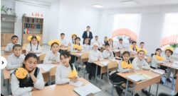 СЕКЕЛЕК КЕЗИНЕН ДОСКАГА ЖАЗЫП, “САБАК ӨТҮП” ЖҮРГӨН