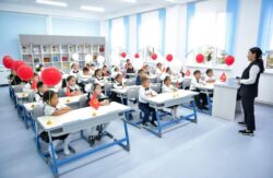 СЕКЕЛЕК КЕЗИНЕН ДОСКАГА ЖАЗЫП, “САБАК ӨТҮП” ЖҮРГӨН