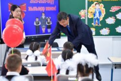 СЕКЕЛЕК КЕЗИНЕН ДОСКАГА ЖАЗЫП, “САБАК ӨТҮП” ЖҮРГӨН