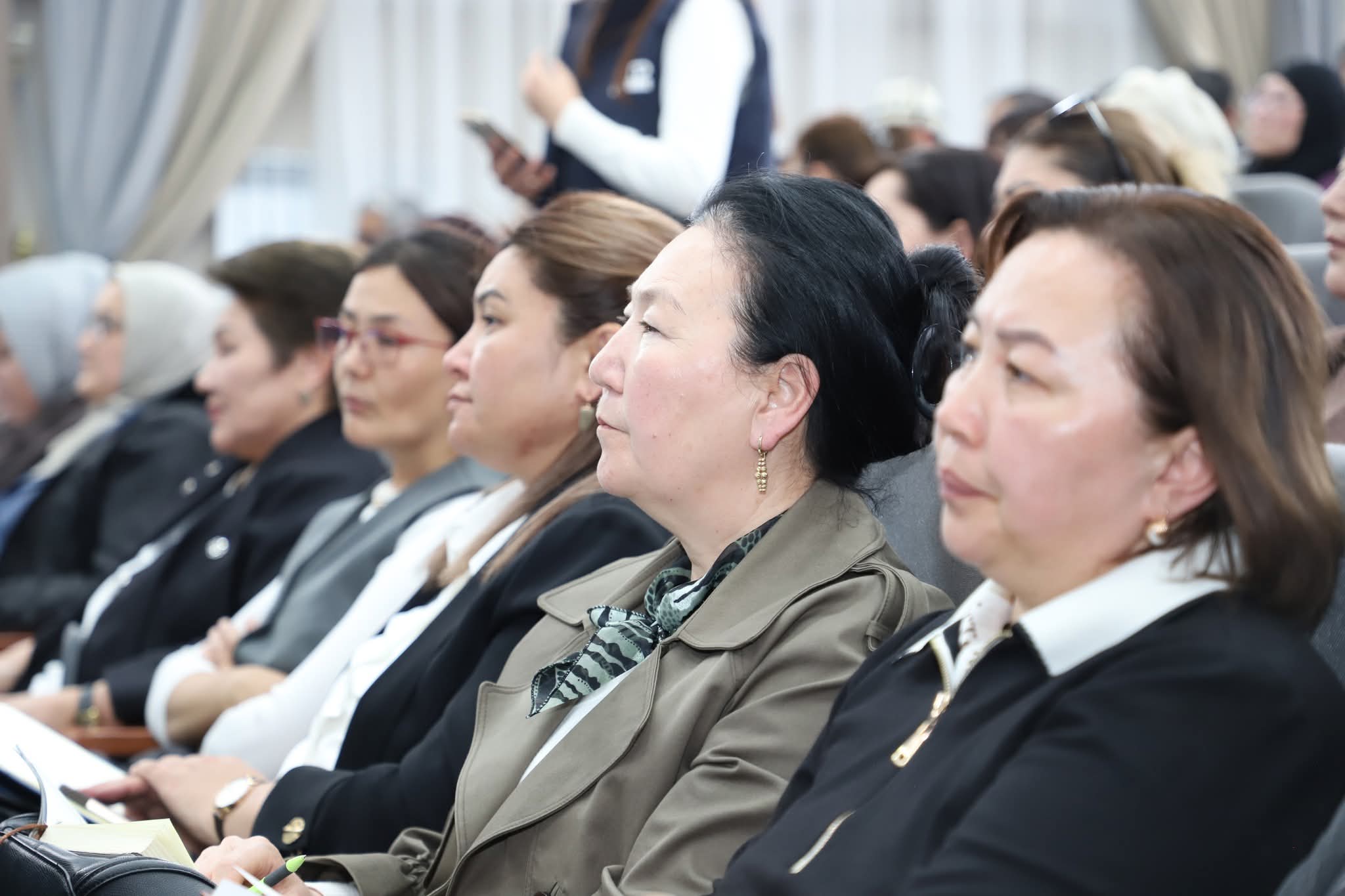 Ошто билим берүү тармагынын кызматкерлери менен жолугушуулар уланууда