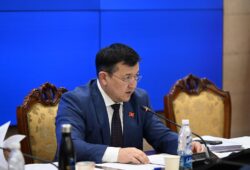 КОМИТЕТ «БААТЫР ЭНЕЛЕРДИН» БАЛДАРЫНА БИЛИМ БЕРҮҮДӨ ЖЕҢИЛДИК БЕРҮҮ ДЕМИЛГЕСИН КОЛДОДУ