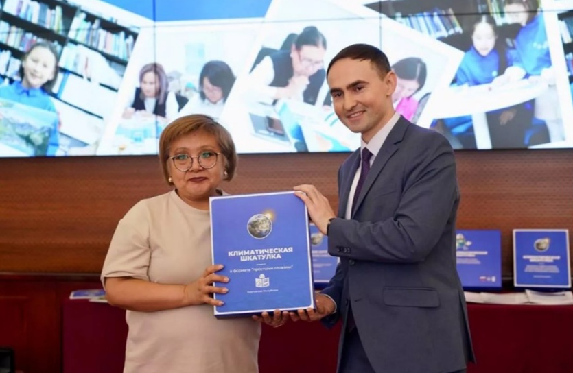 Мектептерге “Климаттык кутуча” билим берүү программасынын 1000ден ашык комплекти тапшырылды