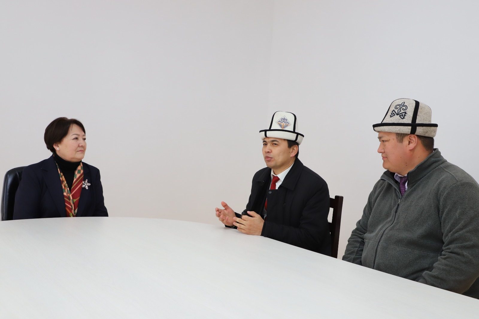 Догдуркүл Кендирбаева Ак-Сууда жарандардын көйгөйлөрүн укту: мугалимдердин айлыгы, мектептерди оңдоо жана туризм мектеби талкууланды