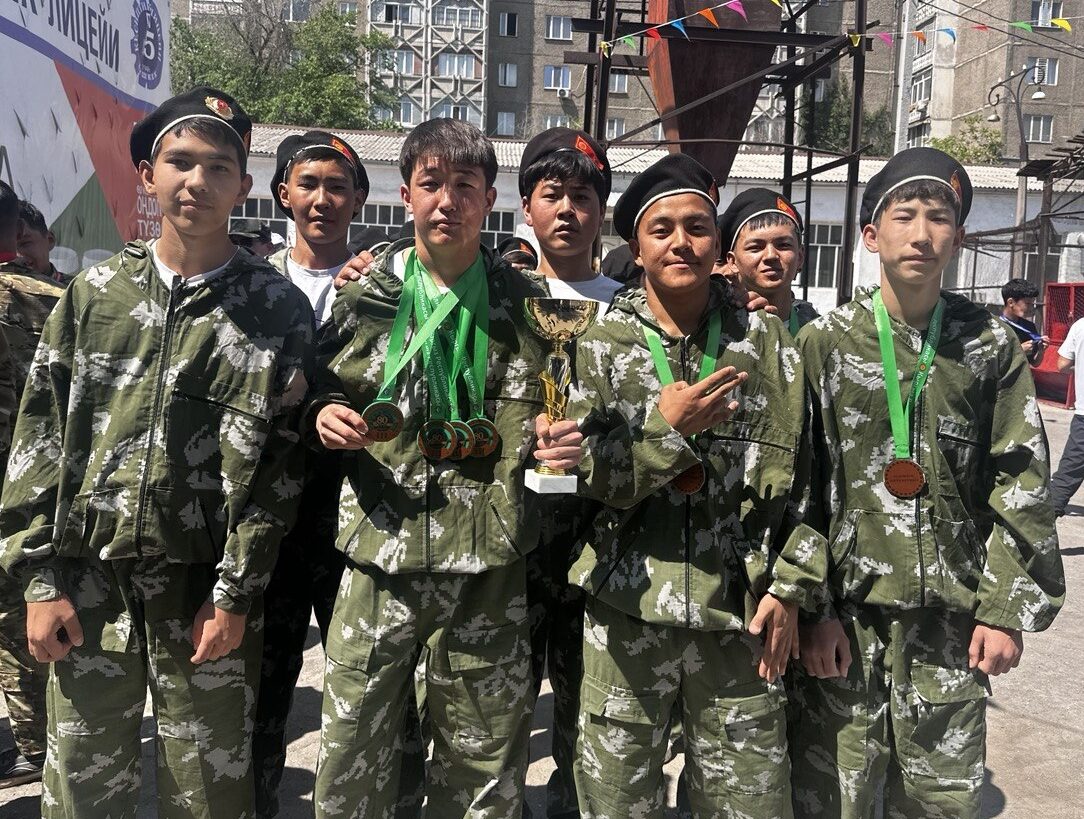 ЖЕҢИШКЕ АРНАЛГАН СЫНАК: ЛИЦЕЙ ОКУУЧУЛАРЫ КҮЧ СЫНАШТЫ