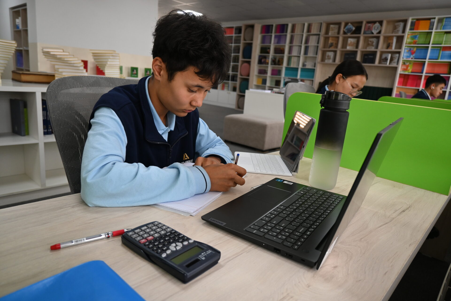 “АКЫЛМАН” – КЕЛЕЧЕКТИН ЛИДЕРЛЕРИН ДАЯРДАГАН ЛИЦЕЙ