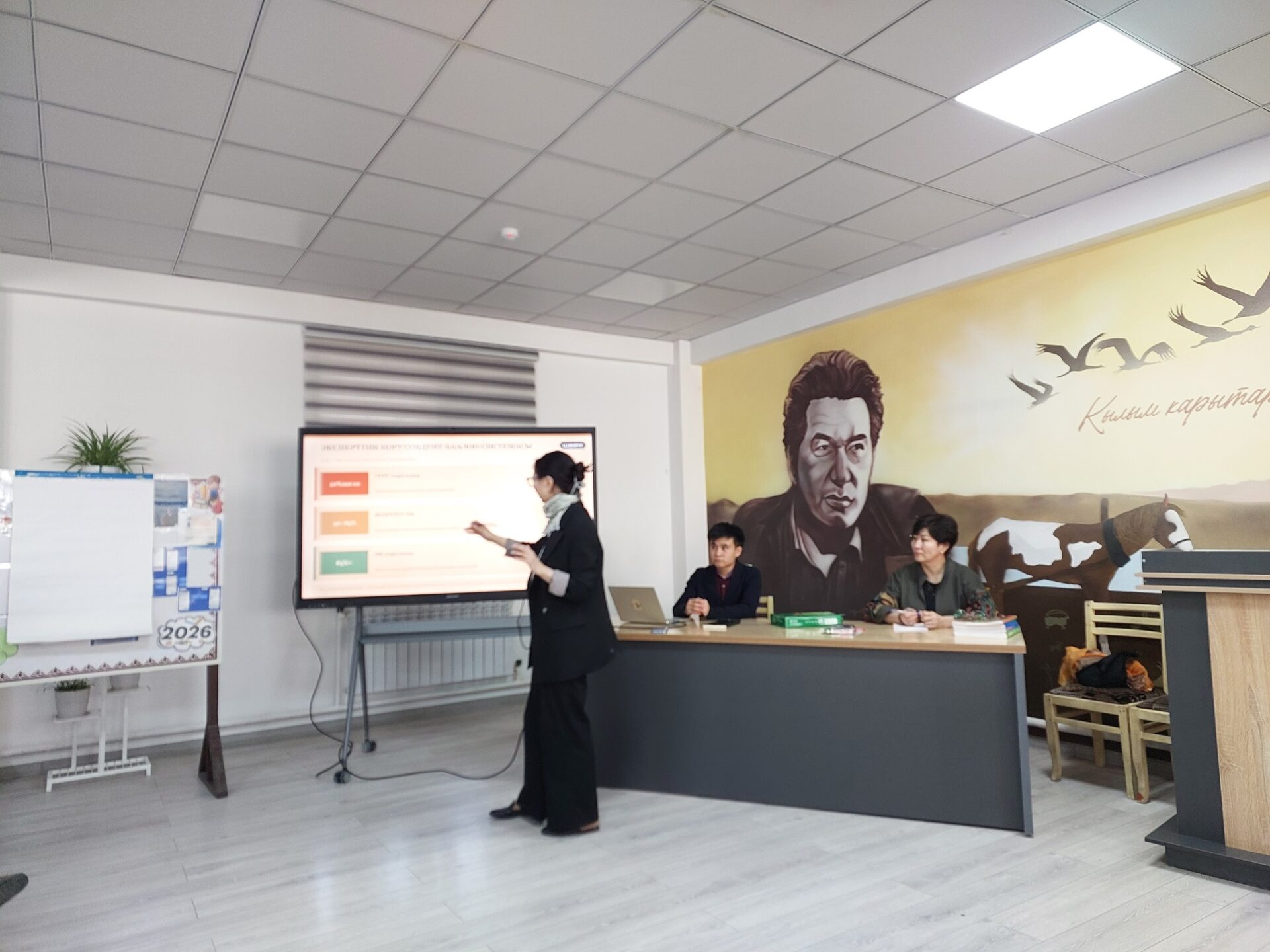 ЖАЛАЛ-АБАДДА ЖАҢЫ МУУНДАГЫ ОКУУ КИТЕПТЕРИ БОЮНЧА КӨЧМӨ СЕМИНАР ӨТТҮ