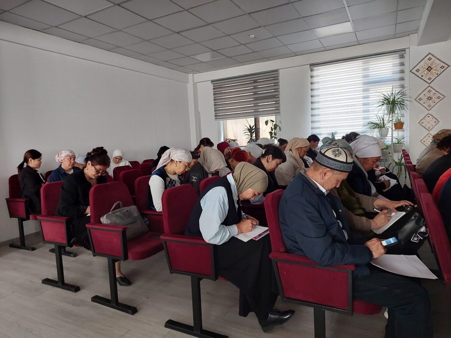 ЖАЛАЛ-АБАДДА ЖАҢЫ МУУНДАГЫ ОКУУ КИТЕПТЕРИ БОЮНЧА КӨЧМӨ СЕМИНАР ӨТТҮ