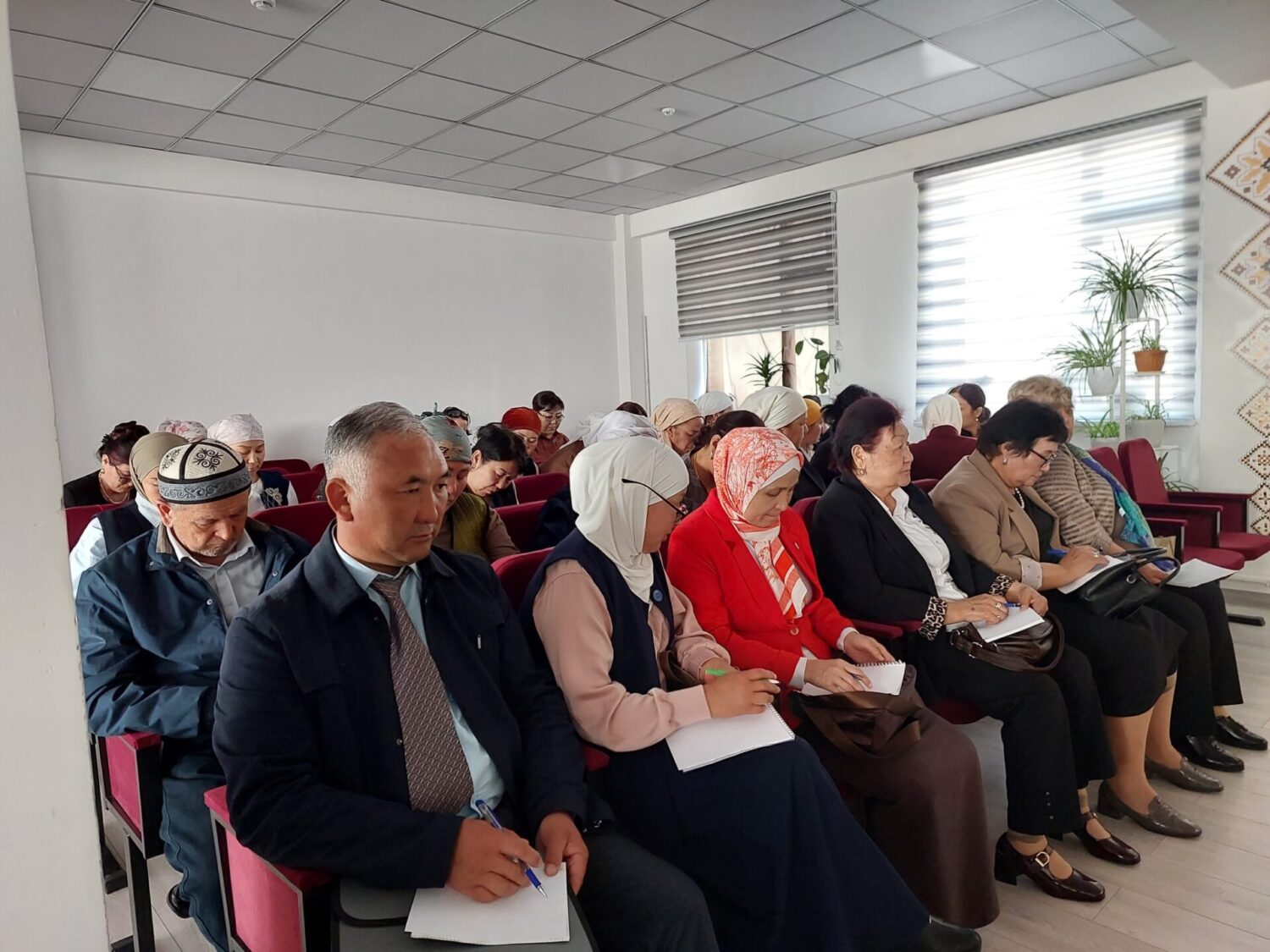 ЖАЛАЛ-АБАДДА ЖАҢЫ МУУНДАГЫ ОКУУ КИТЕПТЕРИ БОЮНЧА КӨЧМӨ СЕМИНАР ӨТТҮ