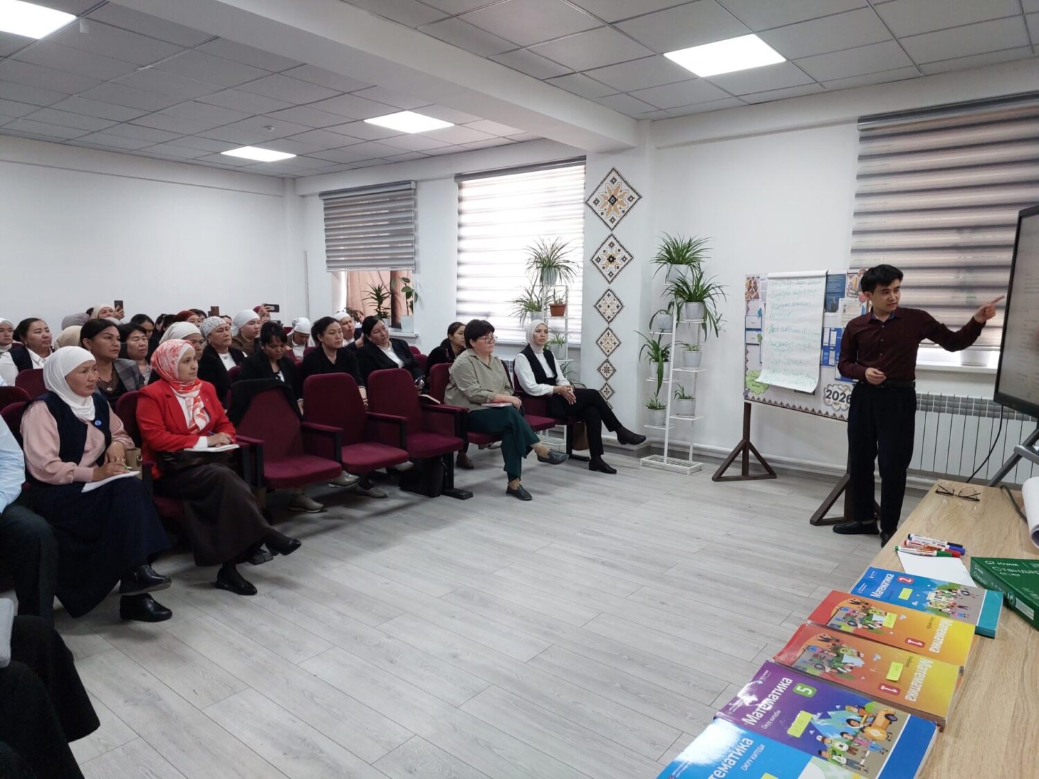 ЖАЛАЛ-АБАДДА ЖАҢЫ МУУНДАГЫ ОКУУ КИТЕПТЕРИ БОЮНЧА КӨЧМӨ СЕМИНАР ӨТТҮ