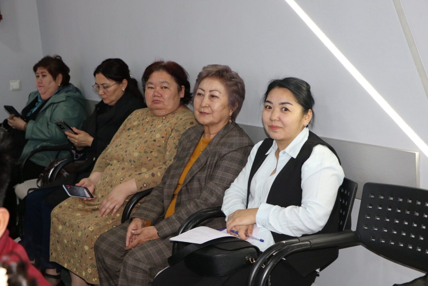 БИШКЕКТЕ ЖОГОРКУ ОКУУ ЖАЙЛАР ҮЧҮН МАМЛЕКЕТТИК ТИЛДЕГИ ОКУУ КИТЕПТЕРИНИН БЕТ АЧАРЫ ӨТТҮ