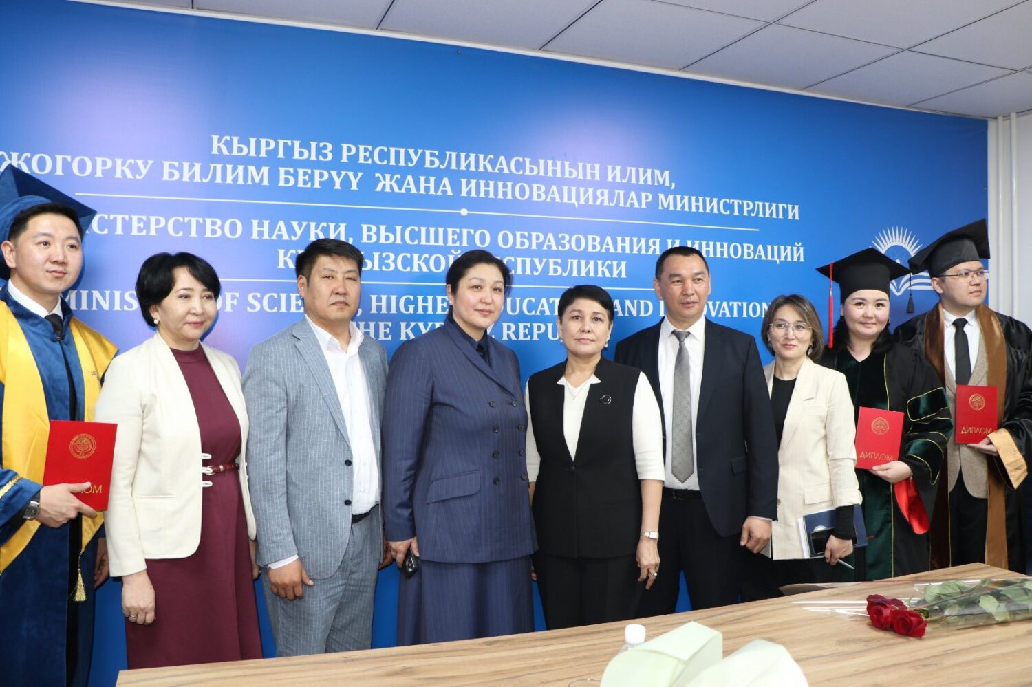 КЫРГЫЗСТАНДА АЛГАЧКЫ ЖОЛУ МАМЛЕКЕТТИК ҮЛГҮДӨГҮ PHD ДИПЛОМДОРУ ТАПШЫРЫЛДЫ