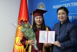 КЫРГЫЗСТАНДА АЛГАЧКЫ ЖОЛУ МАМЛЕКЕТТИК ҮЛГҮДӨГҮ PHD ДИПЛОМДОРУ ТАПШЫРЫЛДЫ