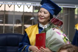 КЫРГЫЗСТАНДА АЛГАЧКЫ ЖОЛУ МАМЛЕКЕТТИК ҮЛГҮДӨГҮ PHD ДИПЛОМДОРУ ТАПШЫРЫЛДЫ