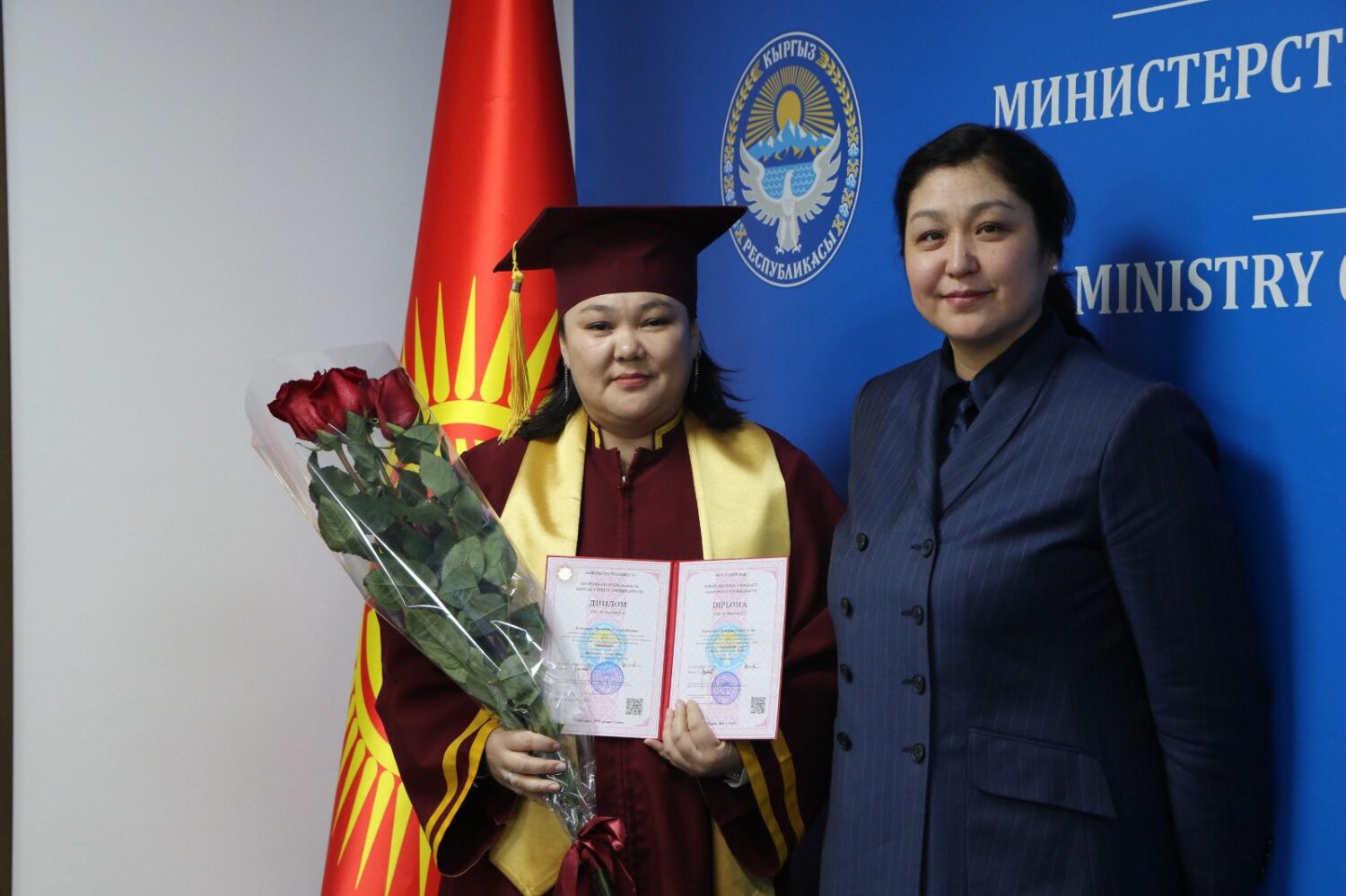 КЫРГЫЗСТАНДА АЛГАЧКЫ ЖОЛУ МАМЛЕКЕТТИК ҮЛГҮДӨГҮ PHD ДИПЛОМДОРУ ТАПШЫРЫЛДЫ