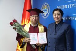 КЫРГЫЗСТАНДА АЛГАЧКЫ ЖОЛУ МАМЛЕКЕТТИК ҮЛГҮДӨГҮ PHD ДИПЛОМДОРУ ТАПШЫРЫЛДЫ