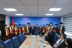 КЫРГЫЗСТАНДА АЛГАЧКЫ ЖОЛУ МАМЛЕКЕТТИК ҮЛГҮДӨГҮ PHD ДИПЛОМДОРУ ТАПШЫРЫЛДЫ