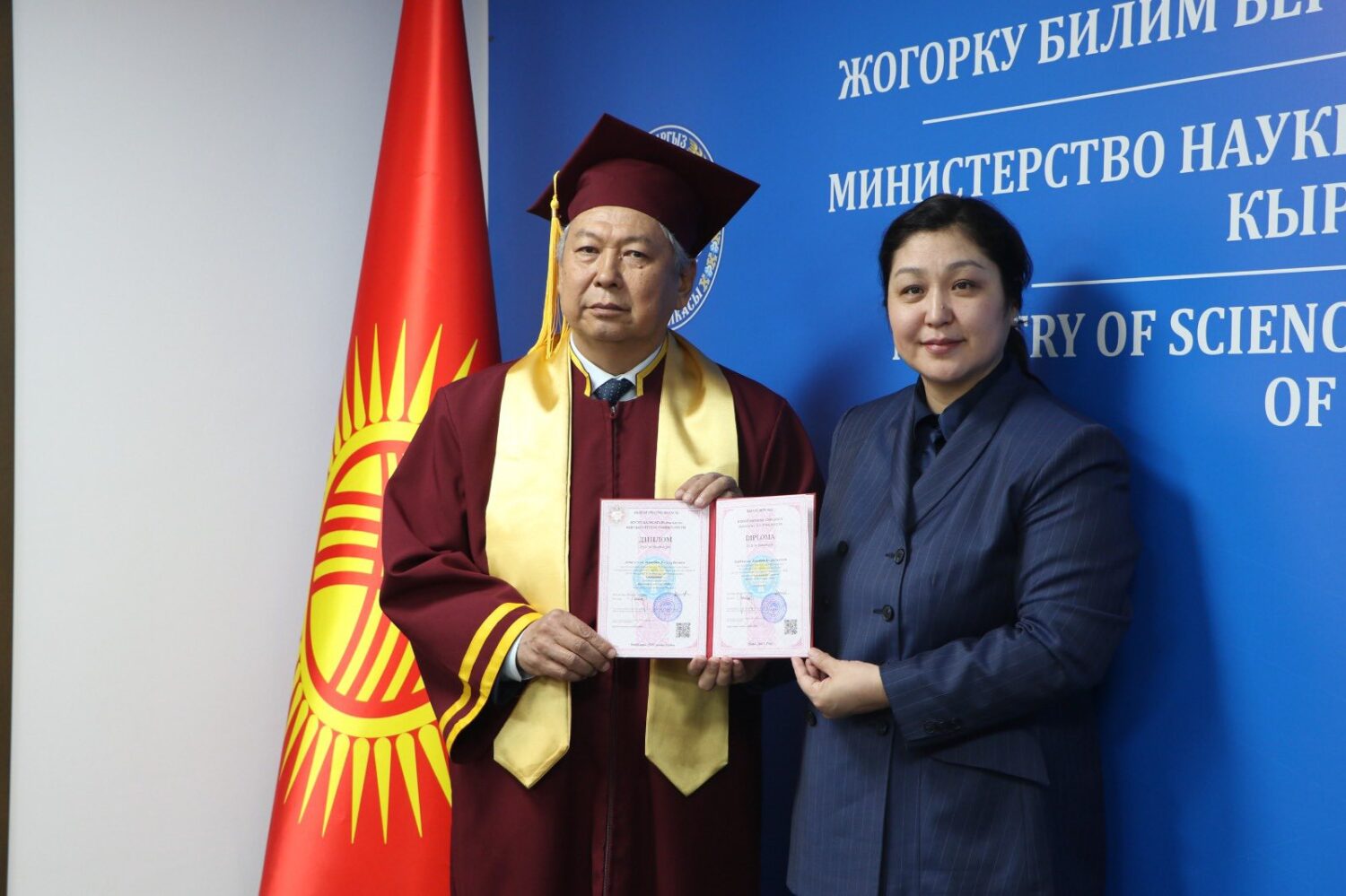 КЫРГЫЗСТАНДА АЛГАЧКЫ ЖОЛУ МАМЛЕКЕТТИК ҮЛГҮДӨГҮ PHD ДИПЛОМДОРУ ТАПШЫРЫЛДЫ