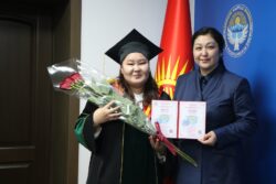 КЫРГЫЗСТАНДА АЛГАЧКЫ ЖОЛУ МАМЛЕКЕТТИК ҮЛГҮДӨГҮ PHD ДИПЛОМДОРУ ТАПШЫРЫЛДЫ