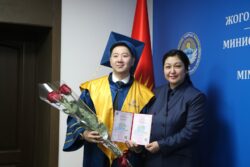 КЫРГЫЗСТАНДА АЛГАЧКЫ ЖОЛУ МАМЛЕКЕТТИК ҮЛГҮДӨГҮ PHD ДИПЛОМДОРУ ТАПШЫРЫЛДЫ