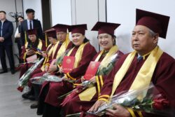 КЫРГЫЗСТАНДА АЛГАЧКЫ ЖОЛУ МАМЛЕКЕТТИК ҮЛГҮДӨГҮ PHD ДИПЛОМДОРУ ТАПШЫРЫЛДЫ