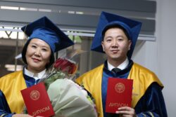 КЫРГЫЗСТАНДА АЛГАЧКЫ ЖОЛУ МАМЛЕКЕТТИК ҮЛГҮДӨГҮ PHD ДИПЛОМДОРУ ТАПШЫРЫЛДЫ