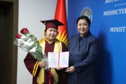 КЫРГЫЗСТАНДА АЛГАЧКЫ ЖОЛУ МАМЛЕКЕТТИК ҮЛГҮДӨГҮ PHD ДИПЛОМДОРУ ТАПШЫРЫЛДЫ