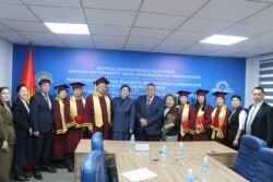 КЫРГЫЗСТАНДА АЛГАЧКЫ ЖОЛУ МАМЛЕКЕТТИК ҮЛГҮДӨГҮ PHD ДИПЛОМДОРУ ТАПШЫРЫЛДЫ