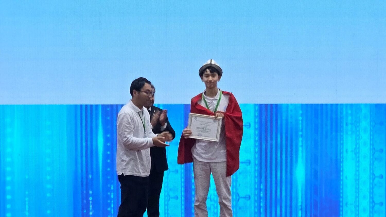 КЫРГЫЗСТАНДЫН ОКУУЧУЛАРЫ ЭЛ АРАЛЫК МАТЕМАТИКА ОЛИМПИАДАСЫНАН 6 МЕДАЛЬ ЖЕҢИП КЕЛИШТИ