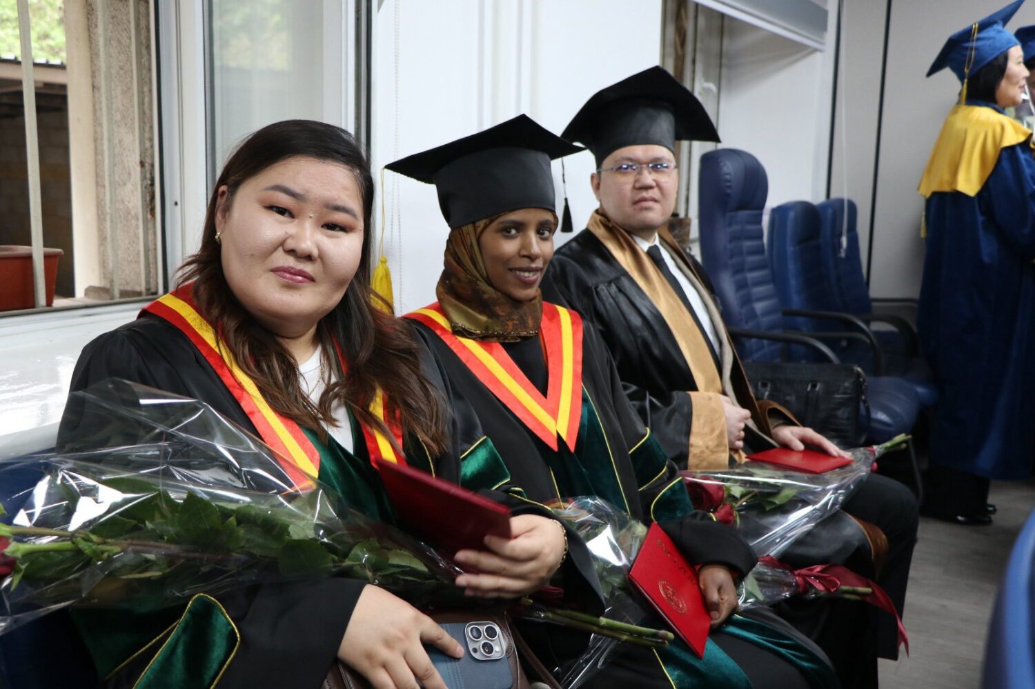 КЫРГЫЗСТАНДА АЛГАЧКЫ ЖОЛУ МАМЛЕКЕТТИК ҮЛГҮДӨГҮ PHD ДИПЛОМДОРУ ТАПШЫРЫЛДЫ