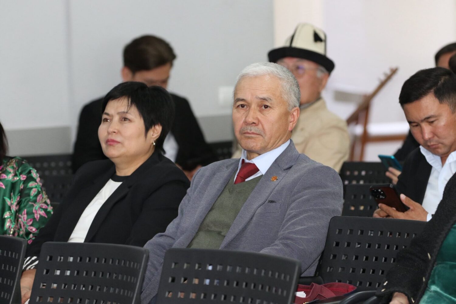 БИШКЕКТЕ ЖОГОРКУ ОКУУ ЖАЙЛАР ҮЧҮН МАМЛЕКЕТТИК ТИЛДЕГИ ОКУУ КИТЕПТЕРИНИН БЕТ АЧАРЫ ӨТТҮ