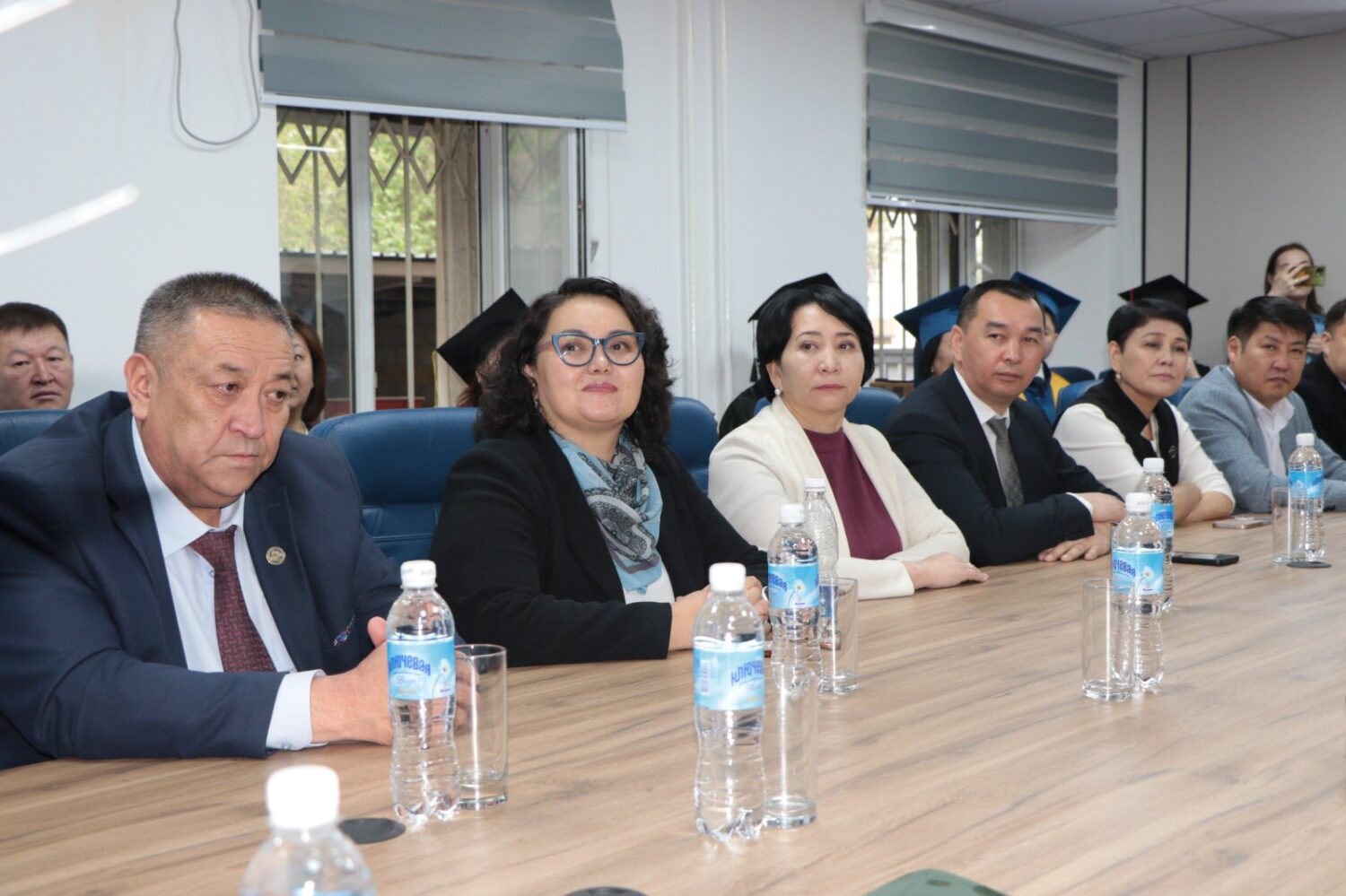 КЫРГЫЗСТАНДА АЛГАЧКЫ ЖОЛУ МАМЛЕКЕТТИК ҮЛГҮДӨГҮ PHD ДИПЛОМДОРУ ТАПШЫРЫЛДЫ