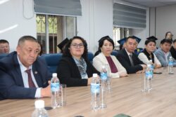 КЫРГЫЗСТАНДА АЛГАЧКЫ ЖОЛУ МАМЛЕКЕТТИК ҮЛГҮДӨГҮ PHD ДИПЛОМДОРУ ТАПШЫРЫЛДЫ