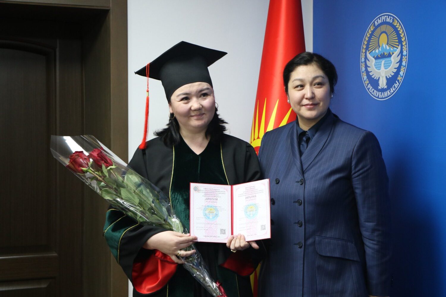 КЫРГЫЗСТАНДА АЛГАЧКЫ ЖОЛУ МАМЛЕКЕТТИК ҮЛГҮДӨГҮ PHD ДИПЛОМДОРУ ТАПШЫРЫЛДЫ