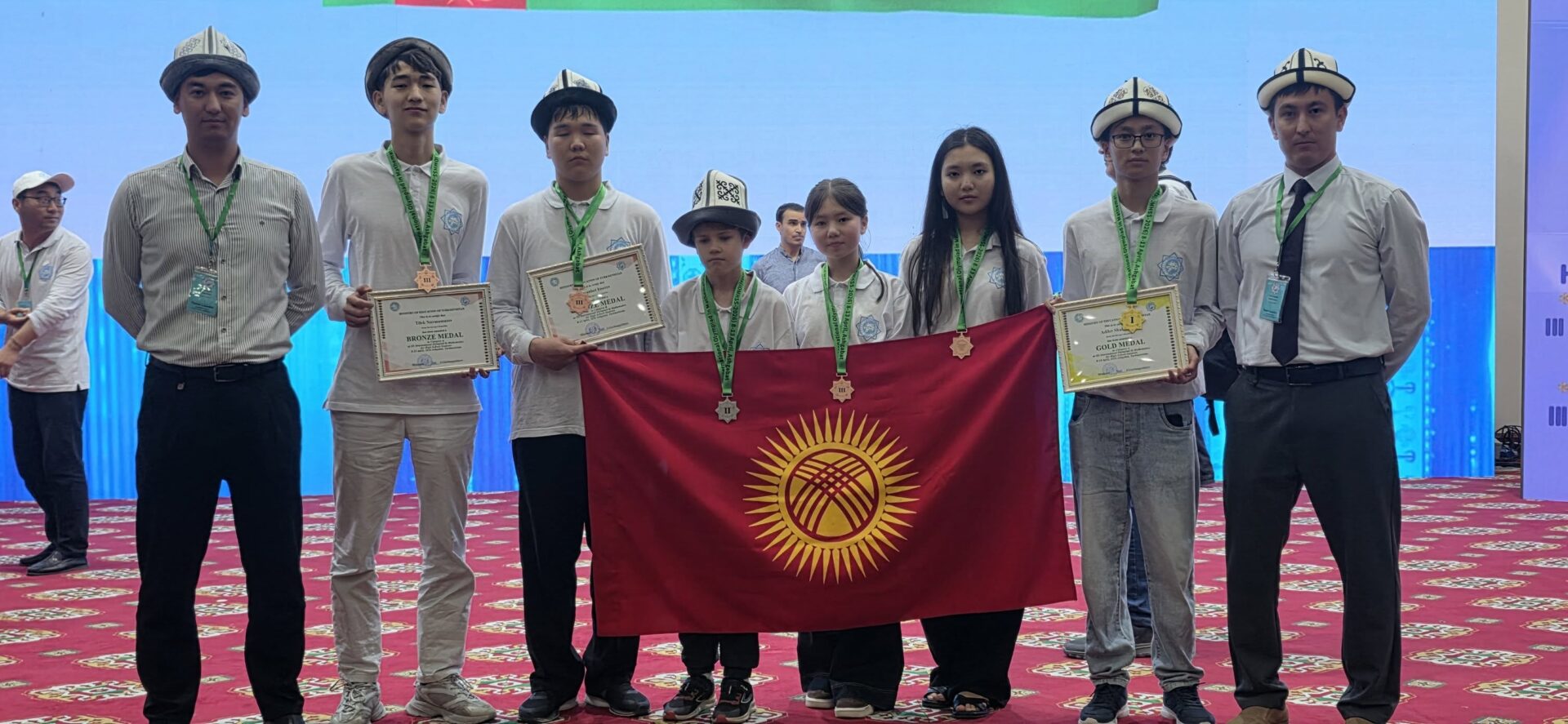 КЫРГЫЗСТАНДЫН ОКУУЧУЛАРЫ ЭЛ АРАЛЫК МАТЕМАТИКА ОЛИМПИАДАСЫНАН 6 МЕДАЛЬ ЖЕҢИП КЕЛИШТИ