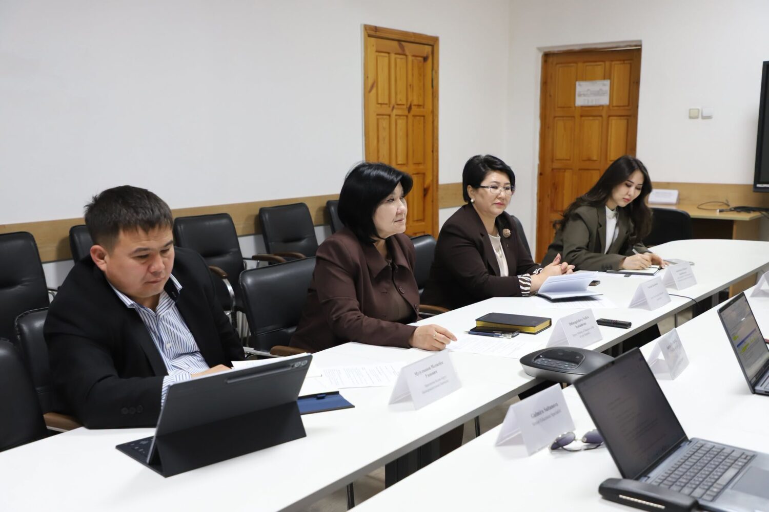 АГАРТУУ МИНИСТРЛИГИ МЕНЕН ДҮЙНӨЛҮК БАНК БИЛИМ БЕРҮҮ ТАРМАГЫНДАГЫ НЕГИЗГИ ДОЛБООРЛОРДУ ТАЛКУУЛАДЫ