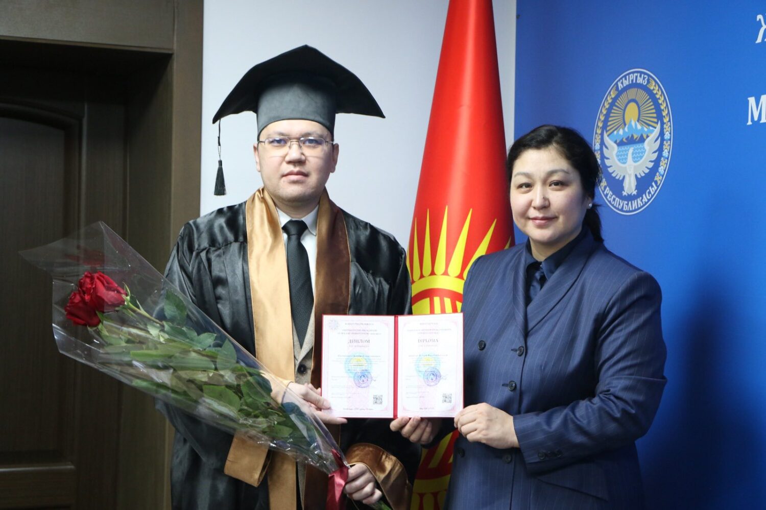 КЫРГЫЗСТАНДА АЛГАЧКЫ ЖОЛУ МАМЛЕКЕТТИК ҮЛГҮДӨГҮ PHD ДИПЛОМДОРУ ТАПШЫРЫЛДЫ