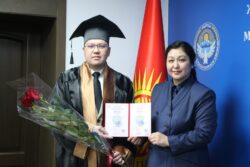 КЫРГЫЗСТАНДА АЛГАЧКЫ ЖОЛУ МАМЛЕКЕТТИК ҮЛГҮДӨГҮ PHD ДИПЛОМДОРУ ТАПШЫРЫЛДЫ