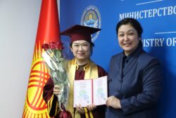 КЫРГЫЗСТАНДА АЛГАЧКЫ ЖОЛУ МАМЛЕКЕТТИК ҮЛГҮДӨГҮ PHD ДИПЛОМДОРУ ТАПШЫРЫЛДЫ