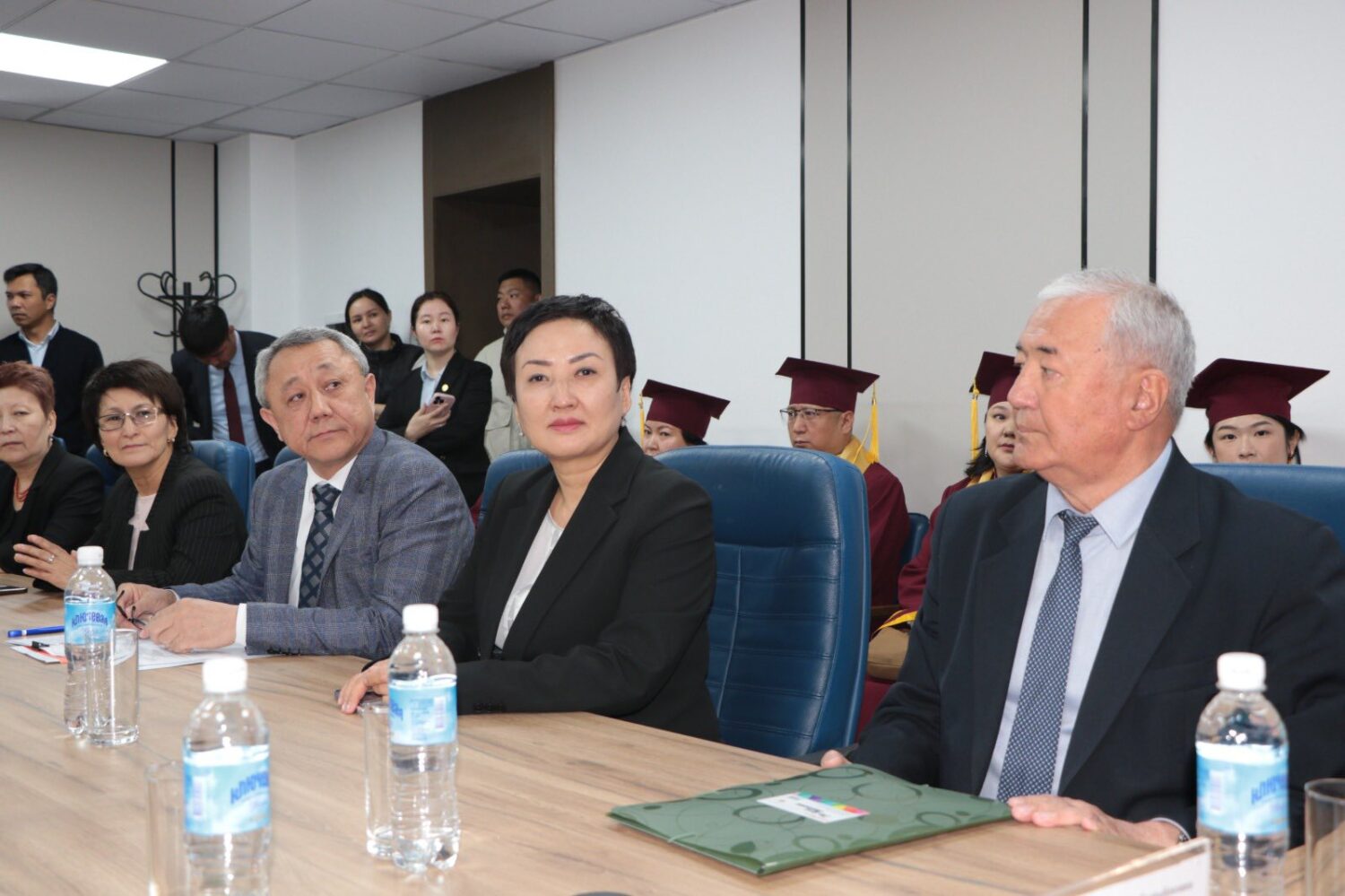 КЫРГЫЗСТАНДА АЛГАЧКЫ ЖОЛУ МАМЛЕКЕТТИК ҮЛГҮДӨГҮ PHD ДИПЛОМДОРУ ТАПШЫРЫЛДЫ