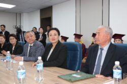 КЫРГЫЗСТАНДА АЛГАЧКЫ ЖОЛУ МАМЛЕКЕТТИК ҮЛГҮДӨГҮ PHD ДИПЛОМДОРУ ТАПШЫРЫЛДЫ
