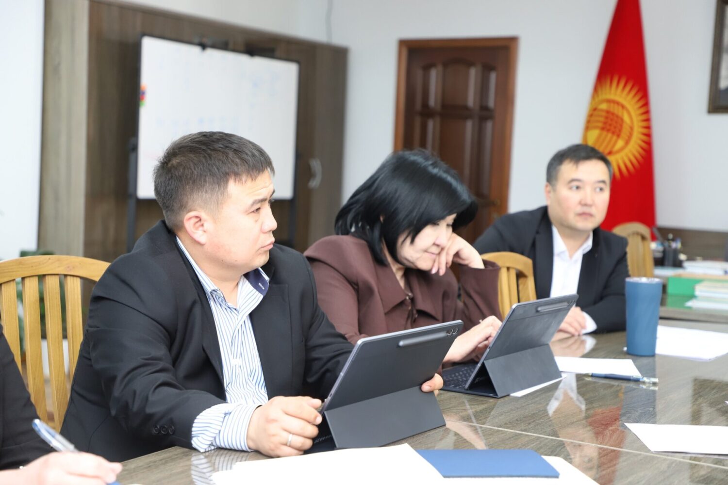 АГАРТУУ МИНИСТРИ: ПЕДАГОГДОРГО СЫЙЛЫК ЫЙГАРУУ СИСТЕМАСЫ ТОЛУГУ МЕНЕН САНАРИПТЕШТИРИЛДИ