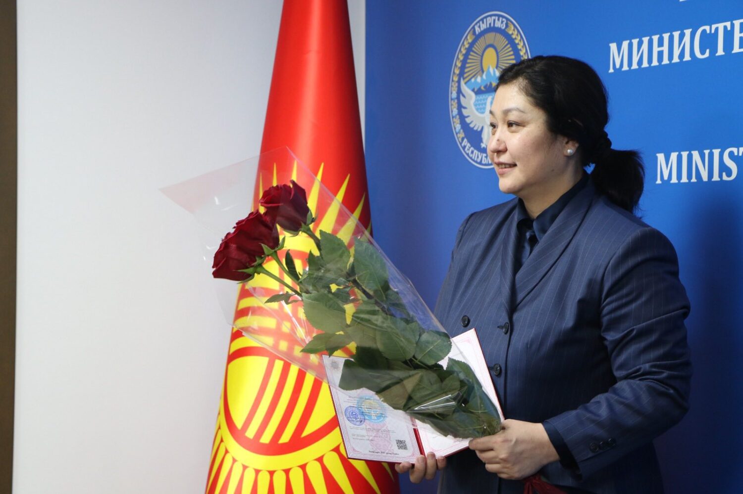 КЫРГЫЗСТАНДА АЛГАЧКЫ ЖОЛУ МАМЛЕКЕТТИК ҮЛГҮДӨГҮ PHD ДИПЛОМДОРУ ТАПШЫРЫЛДЫ