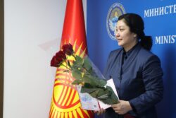 КЫРГЫЗСТАНДА АЛГАЧКЫ ЖОЛУ МАМЛЕКЕТТИК ҮЛГҮДӨГҮ PHD ДИПЛОМДОРУ ТАПШЫРЫЛДЫ