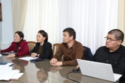 АГАРТУУ МИНИСТРИ: ПЕДАГОГДОРГО СЫЙЛЫК ЫЙГАРУУ СИСТЕМАСЫ ТОЛУГУ МЕНЕН САНАРИПТЕШТИРИЛДИ